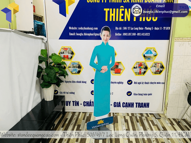 Nổi Bật Giữa Đám Đông Với Standee Tiếp Viên Vietnam Airlines Đẳng Cấp